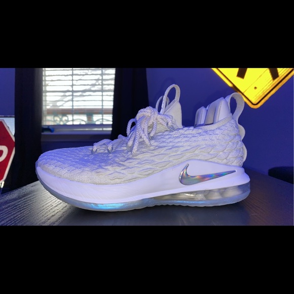 lebron xv low white metallic